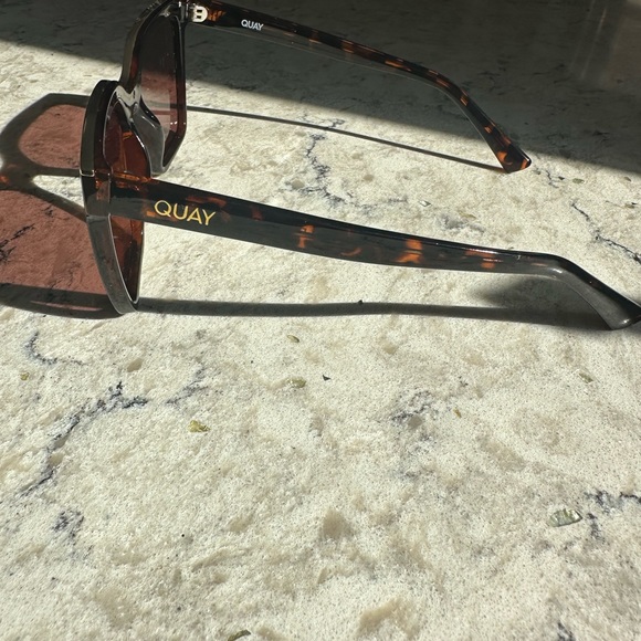 Quay Level up sunglasses in brown and gold - Picture 5 of 8